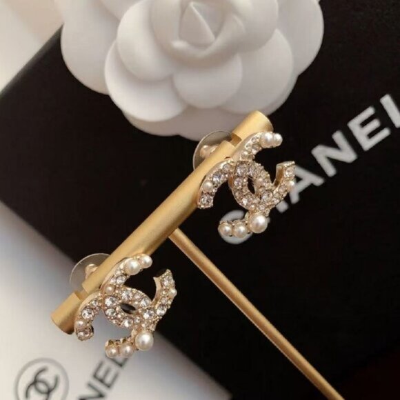 CHANEL Faux Pearl & Strass Gold CC Stud Earrings - Picture 3 of 5